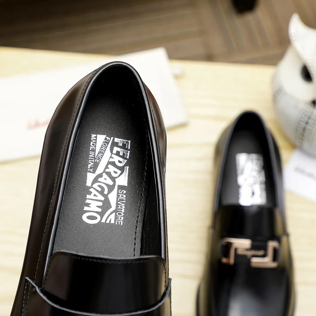 Factory price 460 🔥Ferragamo's new men's casual slip-on shoes🇨🇳Official website original 1:1 mold opening, original quality💯Fine workmanship, high-end luxury☘The upper is made of imported Italian first-layer cowhide🌴Water-dyed🐂Leather lining🍓Rubber wear-resistant and non-slip outsole, breathable and comfortable to wear🍍The first choice for high-grade men, black is optional! Code number 38-44 (45.46. Can be customized)